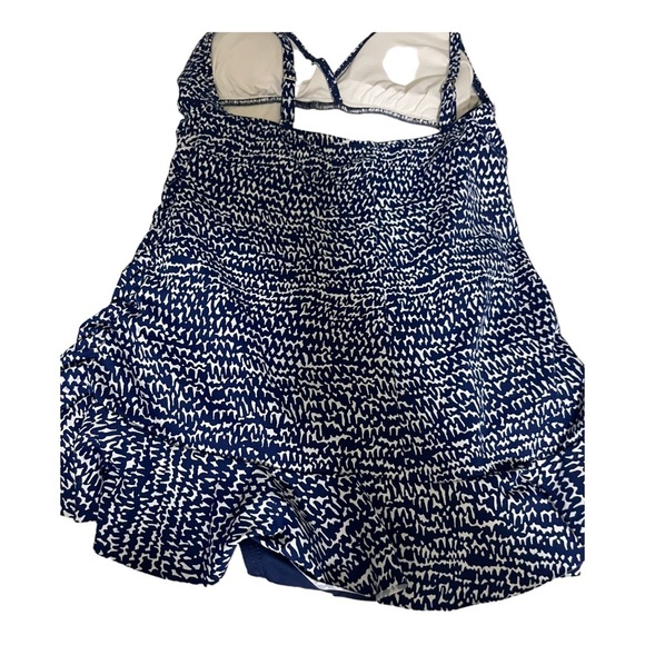 La Blanca one piece swimsuit skirted vneck blue white pattern size 6. Blue white - Picture 10 of 12